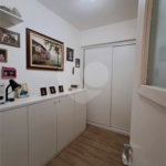 Amplo apartamento à venda totalmente reformado, sala ampliada, quarto, escritório, cozinha integrada e banheiro com box e banheira.