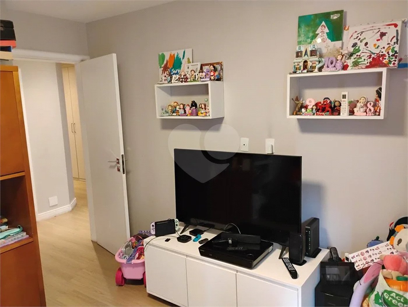 Apartamento reformado , 3 suítes , 3 vagas. Próximo a Avenida Paulista e metrô Brigadeiro . Prédio de construtora renomada. Único !