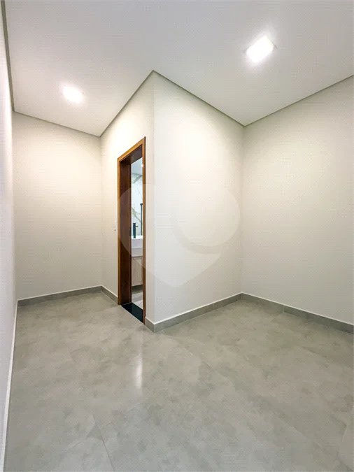 Indaiatuba - Condomínio Milano - Sobrado - 350 m² de terreno - 240 m² de área construída - 4 vagas de garagem, sendo 2 cobertas - Salas de estar e jantar integradas - 3 suítes com closet e varanda no pavimento superior - Escritório no térreo - Espaço gourmet com churrasqueira - Banheiro externo