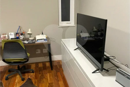 Sobrado no Condomínio Damha II.