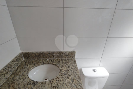 Casa térrea em Atibaia com 3 suítes, sala 2 ambientes, 2 vagas garagem, excelente localização, pronta para morar