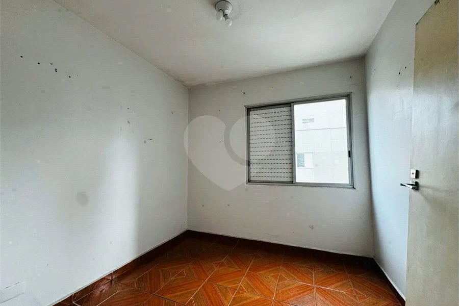 Vende-se Apartamento de 2 Quartos com Sacada na Vila Mascote