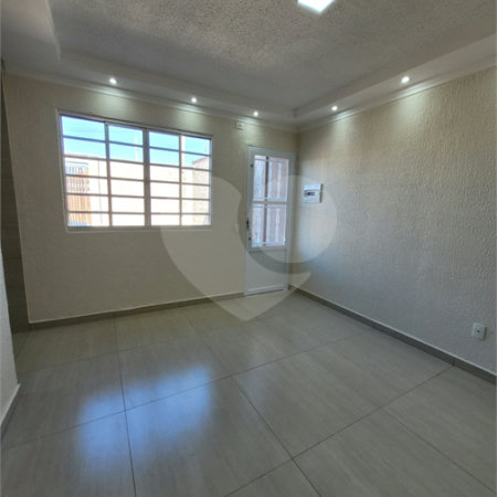 Seu Novo Lar Te Espera: Casa Aconchegante, Pronta para Morar e com 2 dormitórios e Amplo Quintal!