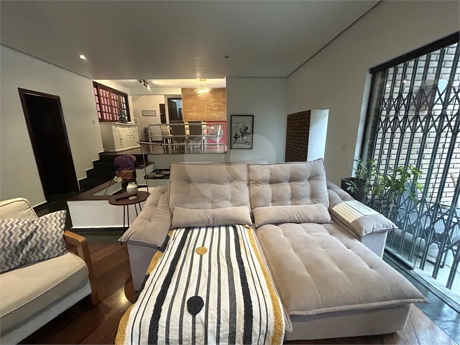 Casa em condomínio com 3 dormitórios, 01 suíte, garagem para 06 carros, área gourmet, piscina.