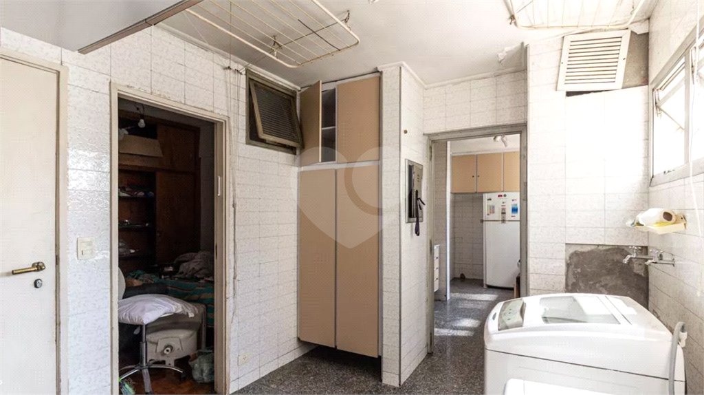 Este elegante apartamento em Higienópolis oferece 224m² de área muito bem distribuída, perfeito para quem valoriza conforto