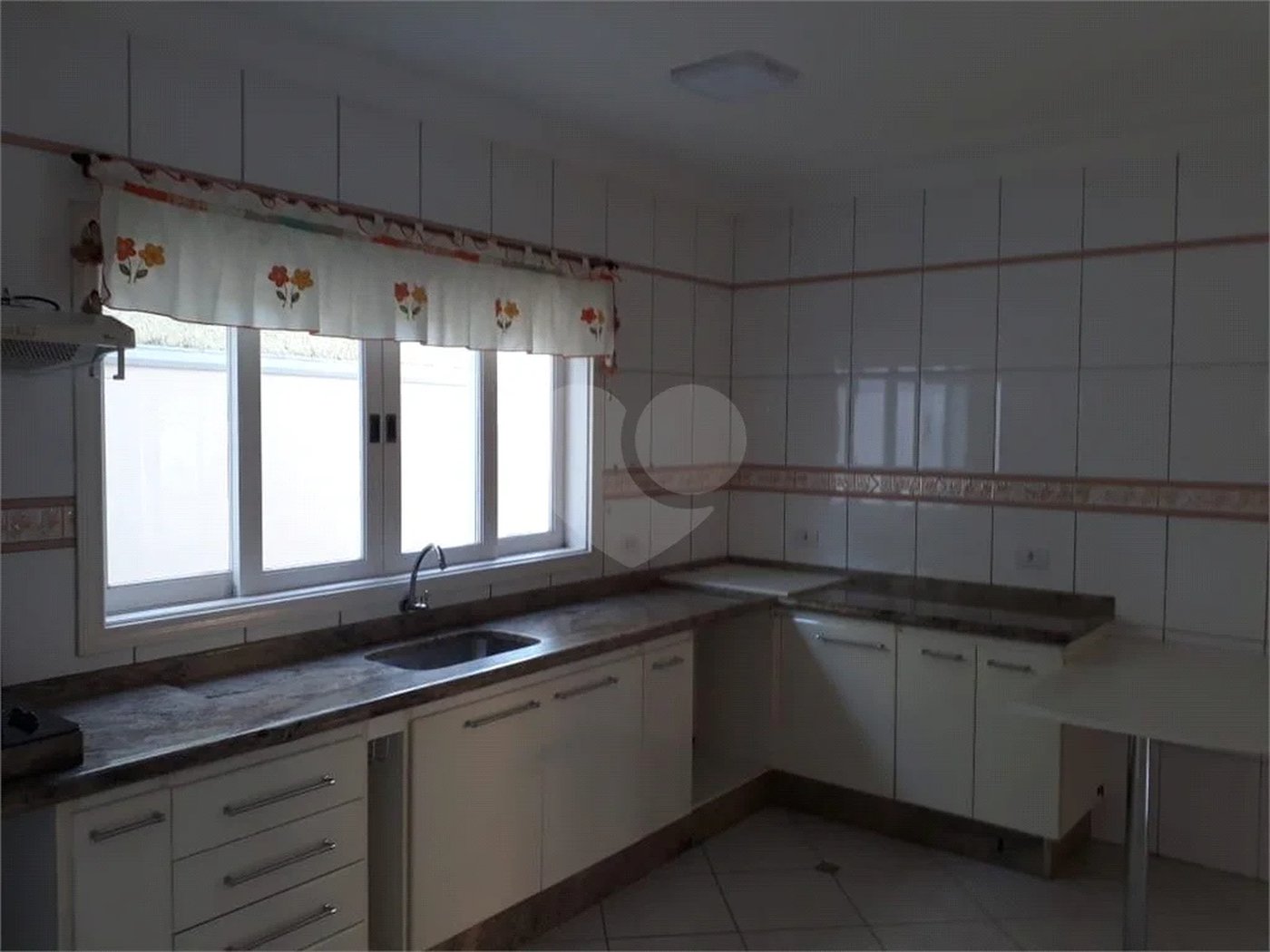 Sobrado à venda com 3 quartos, sendo 1 suíte,  em Condomínio Residencial Terras do Caribe, Valinhos, SP