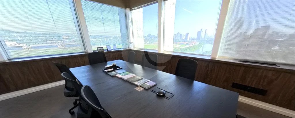 Sala comercial de 198m² com vista em Pinheiros