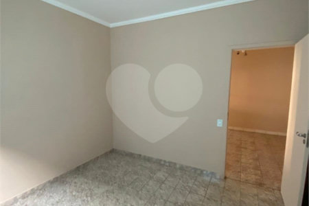 Casa Térrea com 3 dormitórios, sendo 2 suítes.
