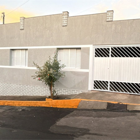 Casa térrea e espaçosa no centro da cidade por apenas R$370.000,00!!! Vamos agendar uma visita?