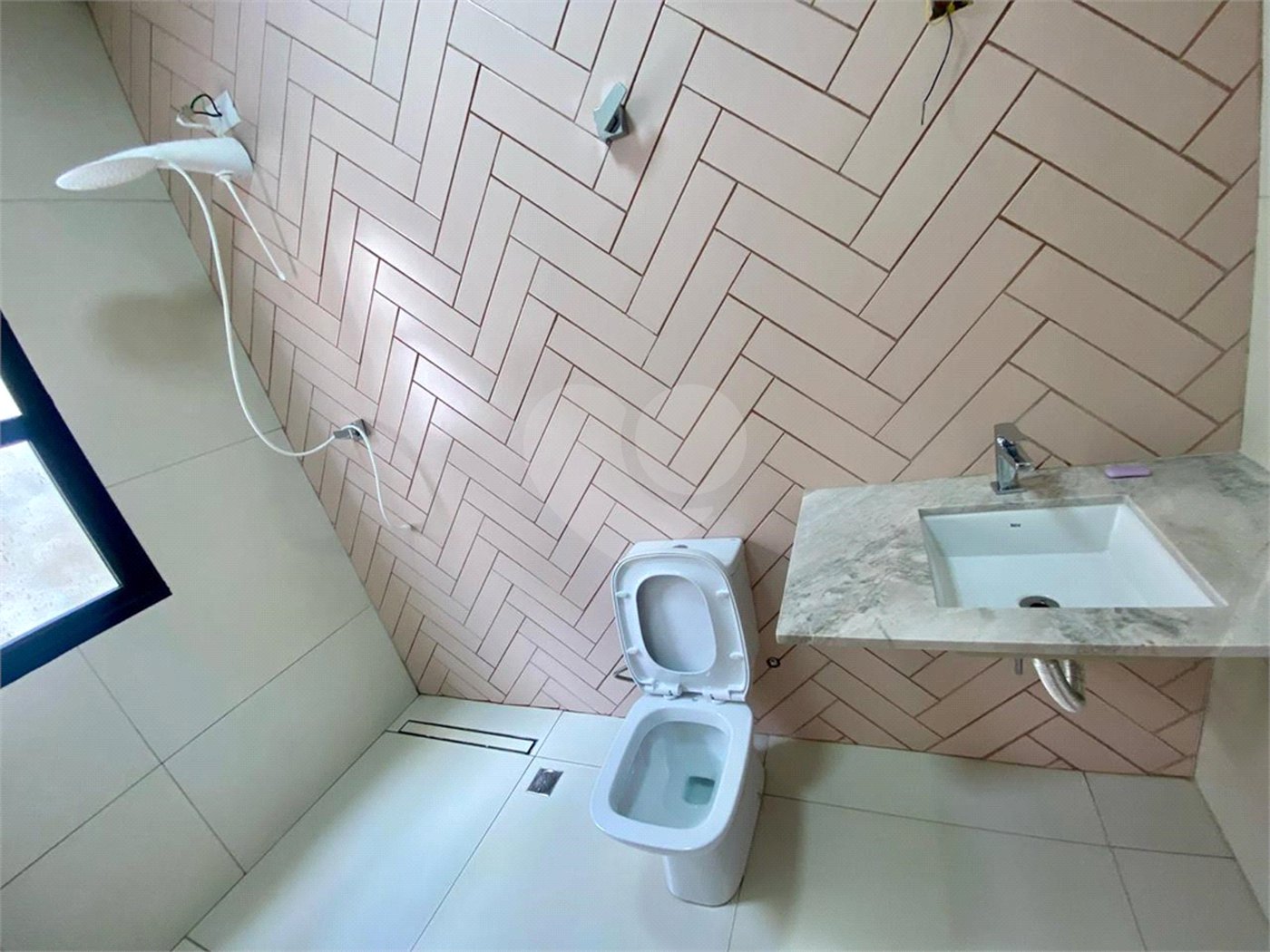 Sobrado á venda com 03 suítes, no Residencial Villeneuve em São Carlos-SP.