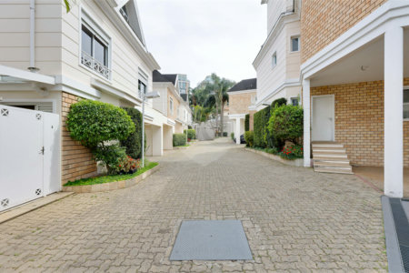 Casa à venda com 4 quartos, sendo 2 suítes, no condomínio Bristol Village, São Paulo - SP