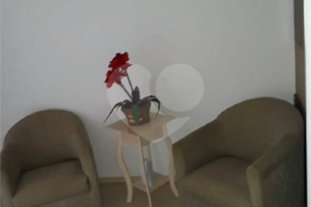 Casa Térrea com dormitórios, sendo 2 suítes.