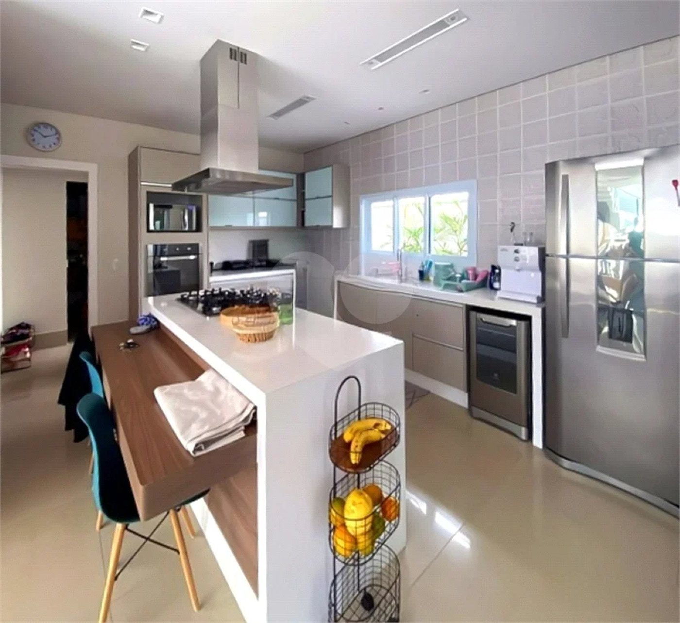Casa de Alto Padrão em Condomínio com 4 suítes.