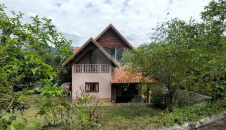 Casa à venda com 6 quartos, sendo 2 suítes,  no condomínio Alpes D'ouro, Bom Jesus dos Perdões - SP