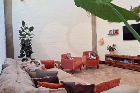 Refúgio de Alto Padrão em Condomínio Fechado: Natureza, Charme e 5.500m² de Terreno