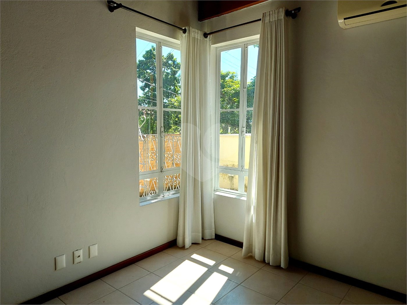Casa charmosa e elegante localizada no deslumbrante Condomínio Villagio Capriccio Louveira SP