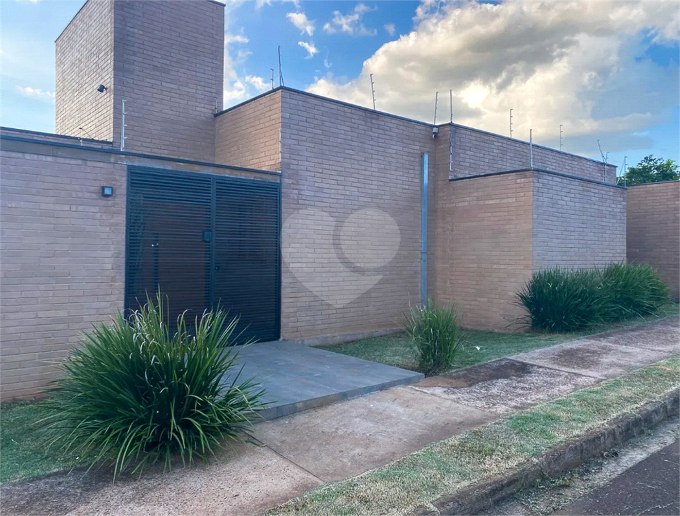 Casa Térrea com Acabamento em Tijolo Aparente e Quintal Amplo - Próximo ao Shopping Iguatemi
