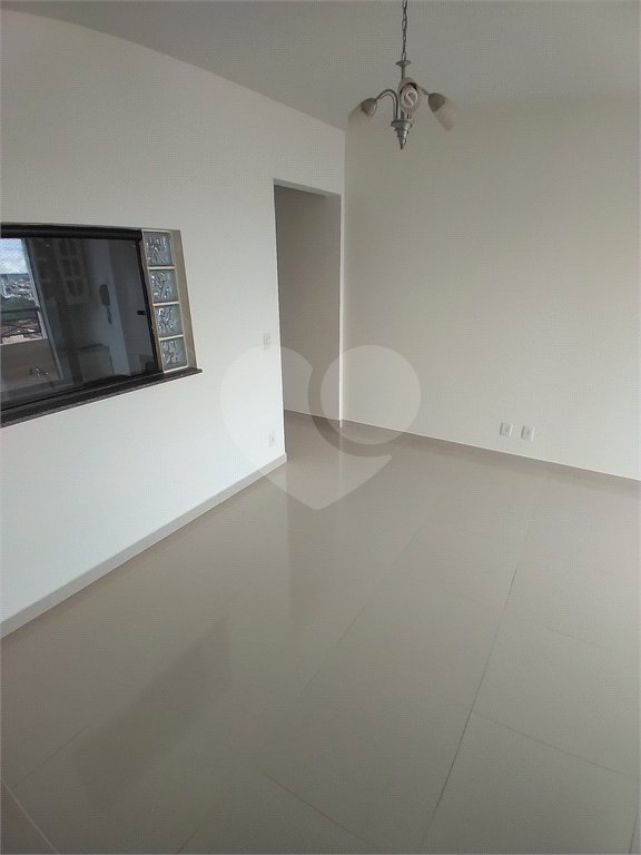 Apartamento com 3 dormitórios sendo 1 suíte.