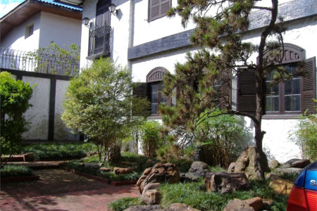 Sobrado em estilo Tudor com edícula independente à venda –