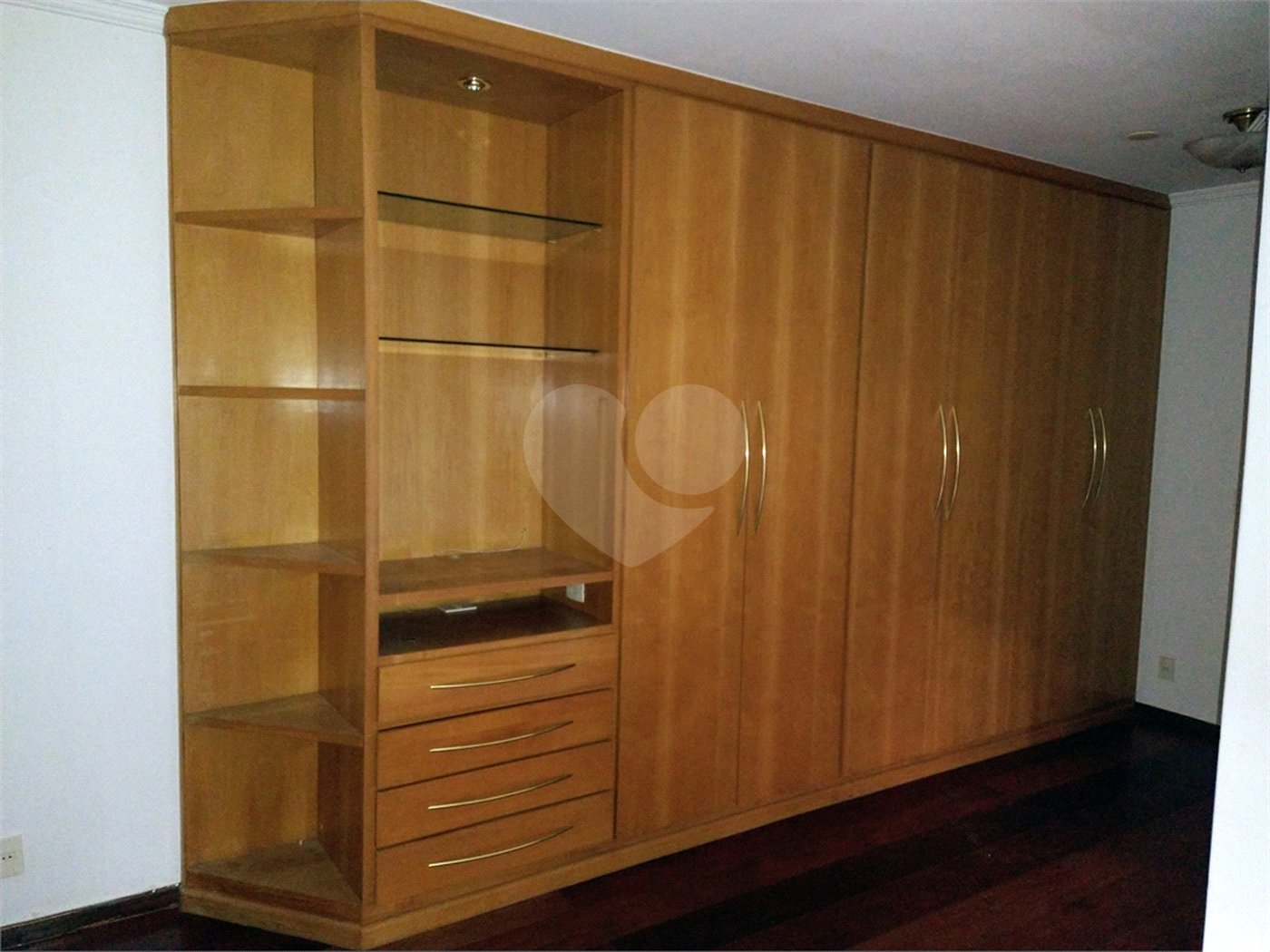 SOBRADO DE 426,0 M² COM 04 SUITES, SALÃO DE FESTAS, 06 VAGAS,06 BANHEIROS E PISCINA PARA LOCAÇÃO OU VENDA NO BARRO BRANCO