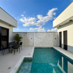 Indaiatuba - Sp - Condominio Maria Candida - R$ 2.250.000,00 - 3 suítes, sendo 1 master com closet e banheiro com duas cubas e dois chuveiros - Escritório - Piscina em Alvenaria aquecida e Hidro com Iluminação - Ar Condicionado instalado em todos os quartos, escritorio, sala e area gourmet