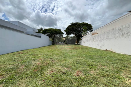 Terreno em condomínio fechado com 512 metros