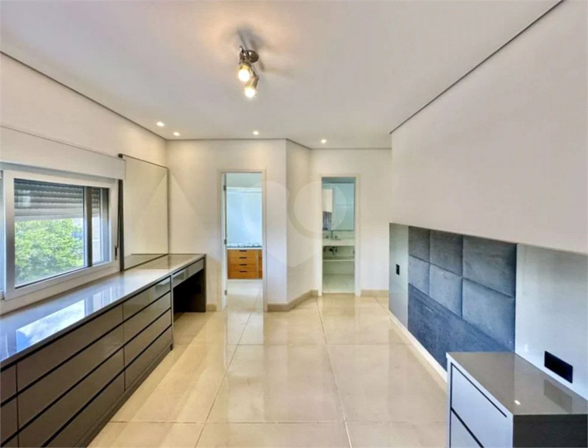 Casa em condomínio Impecável, 4 dorms / 2 suítes, varanda gourmet, piscina, 3 lareiras