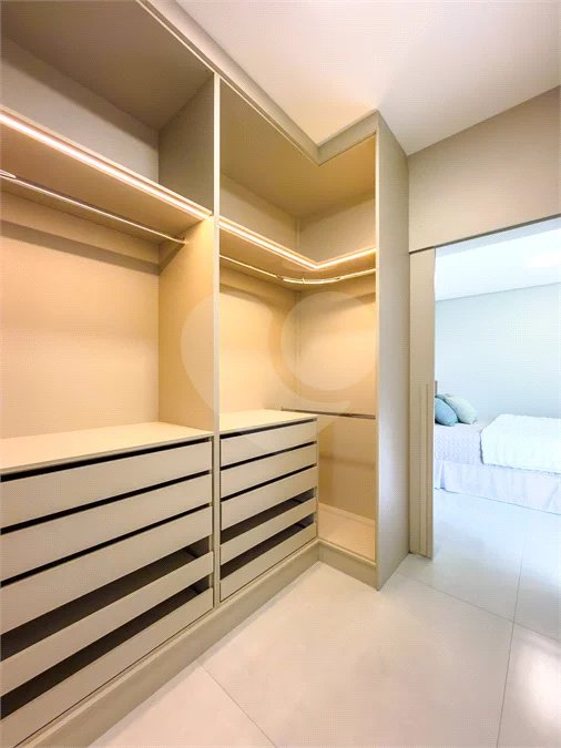 Casa Térrea – Condomínio Maria Cândida - 300 m² de terreno - 212 m² de área construída - 4 vagas de garagem, sendo 2 cobertas - Sala de jantar e estar integradas, com pé-direito duplo e cortina - 3 suítes com ar-condicionado, sendo 1 master com closet – planejado – Roupeiro – Escritório - Cozinha