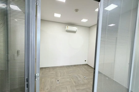 Sala para locação Domo Business 101 m - 2 vagas - Sala com divisórias, ar condicionado e banheiro.