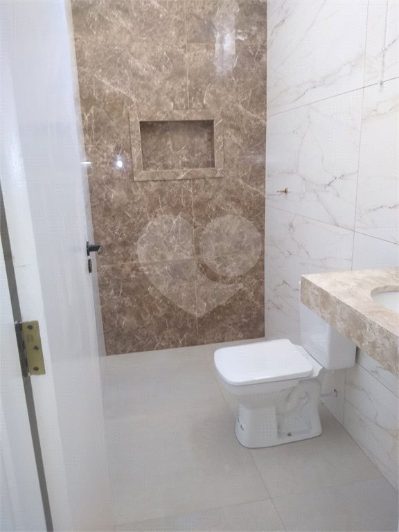 Casa Térrea com 3 dormitórios, sendo 1 suíte.
