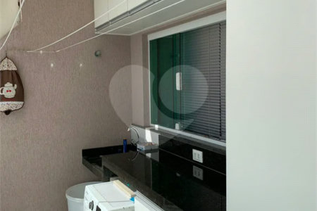 Sobrado com 3 quartos e garagem para 5 veículos.