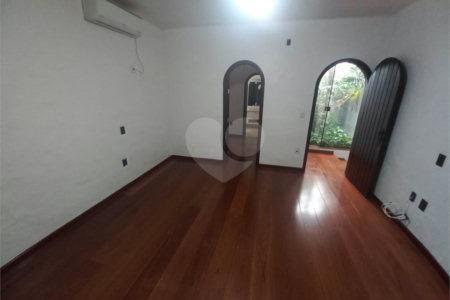 Casa térrea no Condomínio Faber I.