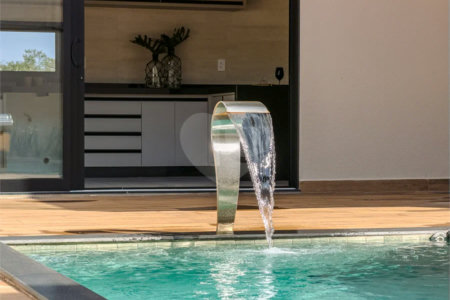 Indaiatuba - Condomínio Milano - Sobrado - 350 m² de terreno - 240 m² de área construída - 4 vagas de garagem, sendo 2 cobertas - Salas de estar e jantar integradas - 3 suítes com closet e varanda no pavimento superior - Escritório no térreo - Espaço gourmet com churrasqueira - Banheiro externo