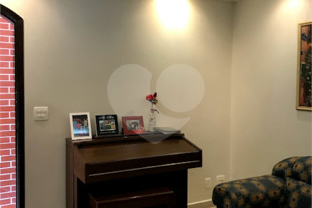Sobrado com 234m², 3 dormitórios, sendo 1 suíte, 2 vagas, à venda na Vila Ema.