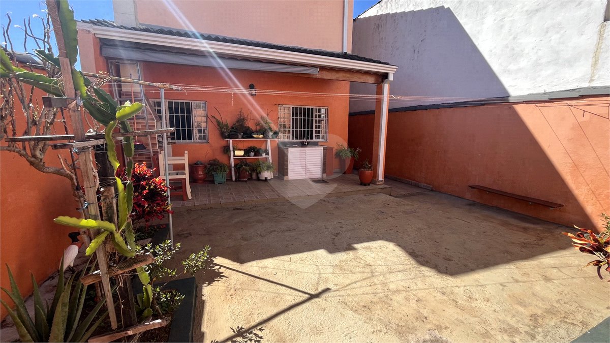 Sobrado a Venda com 3 dormitórios em Atibaia