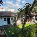 Casa com Piscina, Sauna e Edícula em Rua Arborizada no Tremembé