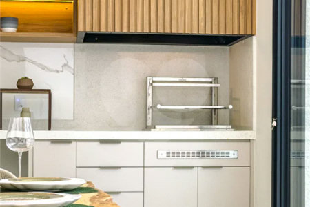 Casa Térrea – Condomínio Maria Cândida - 300 m² de terreno - 212 m² de área construída - 4 vagas de garagem, sendo 2 cobertas - Sala de jantar e estar integradas, com pé-direito duplo e cortina - 3 suítes com ar-condicionado, sendo 1 master com closet – planejado – Roupeiro – Escritório - Cozinha