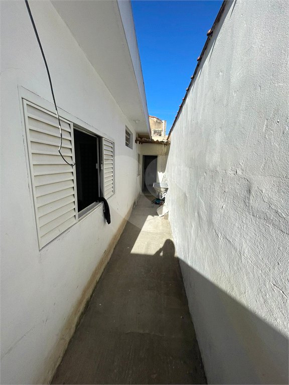 Casa térrea e salão comercial a venda no Jardim Bandeirantes.