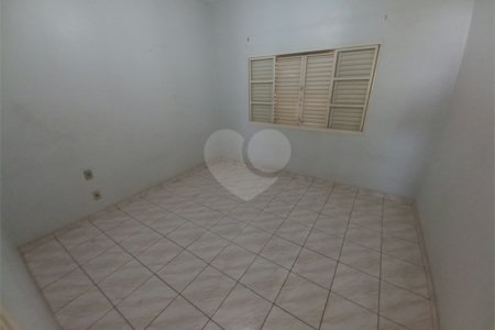 Casa Térrea com 3 dormitórios, sendo 1 suíte.