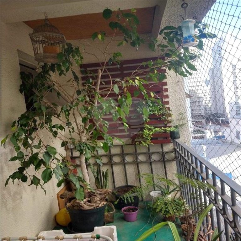 Apartamento na Vila Nova Conceição de 100m2 com 2 dorms, 1 suíte , 3 banheiros, 2 vagas. Estuda permuta.