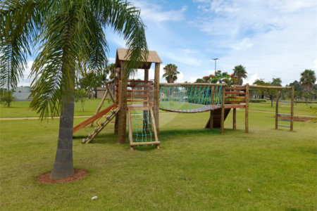 Belíssima Casa à Venda no Condomínio Damha IV