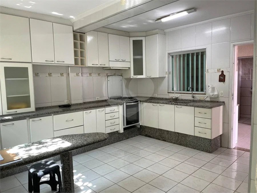 Sobrado com 4 dormitórios, 2 suítes, closet, varandas, escritório, jardim de inverno, espaço gourmet com churrasqueira e fogão a lenha e 3 vagas.