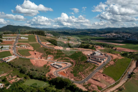 Terrenos a partir 300 metros em condomínio fechado e pronto para construir, aceita financiamento