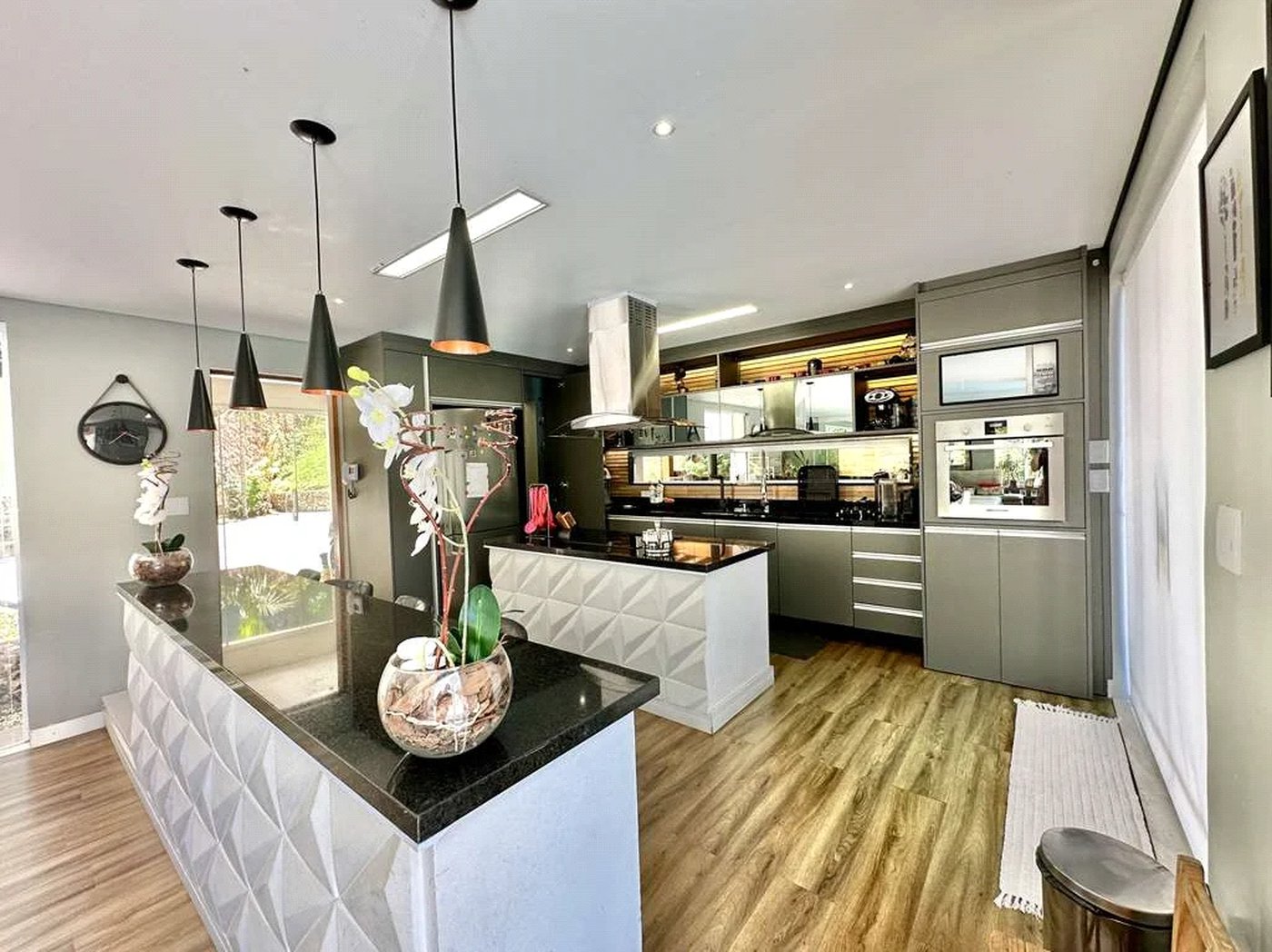 Magnífica Casa Contemporânea na Fazendinha - 4dorms | 3 Suites | Gourmet, piscina, lareira, hóspedes, escritório! Muito Verde e Tranquilidade em um dos melhores condominios da Região .