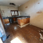 Casa térrea com 5 dormitórios, sendo 2 suítes.