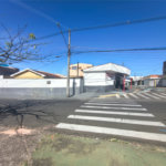 Linda Casa com Comercio ao lado independente.