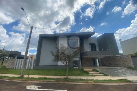 Casa à Venda no Condomínio Damha III
