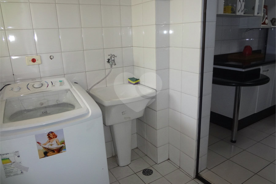 COBERTURA COM PISCINA E CHURRASQUEIRA NA CASA VERDE.