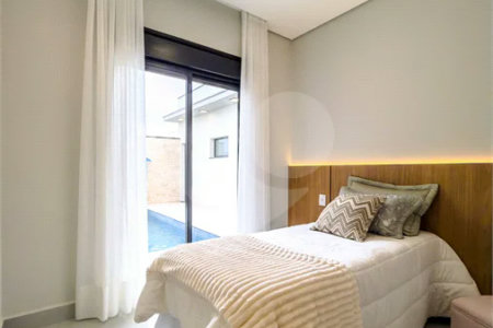Casa Térrea – Condomínio Maria Cândida - 300 m² de terreno - 212 m² de área construída - 4 vagas de garagem, sendo 2 cobertas - Sala de jantar e estar integradas, com pé-direito duplo e cortina - 3 suítes com ar-condicionado, sendo 1 master com closet – planejado – Roupeiro – Escritório - Cozinha