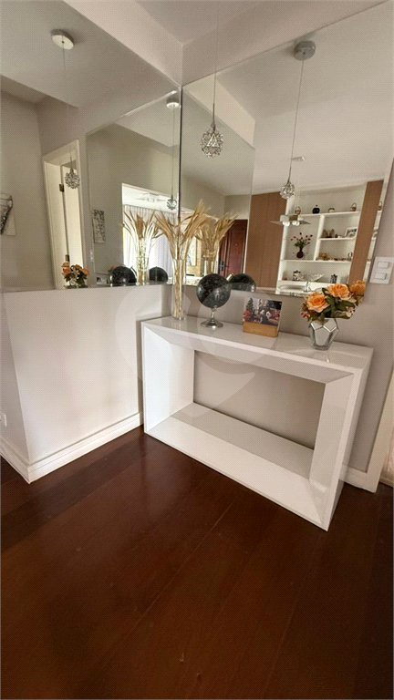 Apartamento de 130 m² com três dormitórios, sendo uma suíte, com armários embutidos, dependências de empregado e lavabo